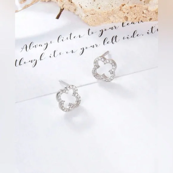 S925Stamped Silver Clover Design Earrings NWT - Picture 4 of 6